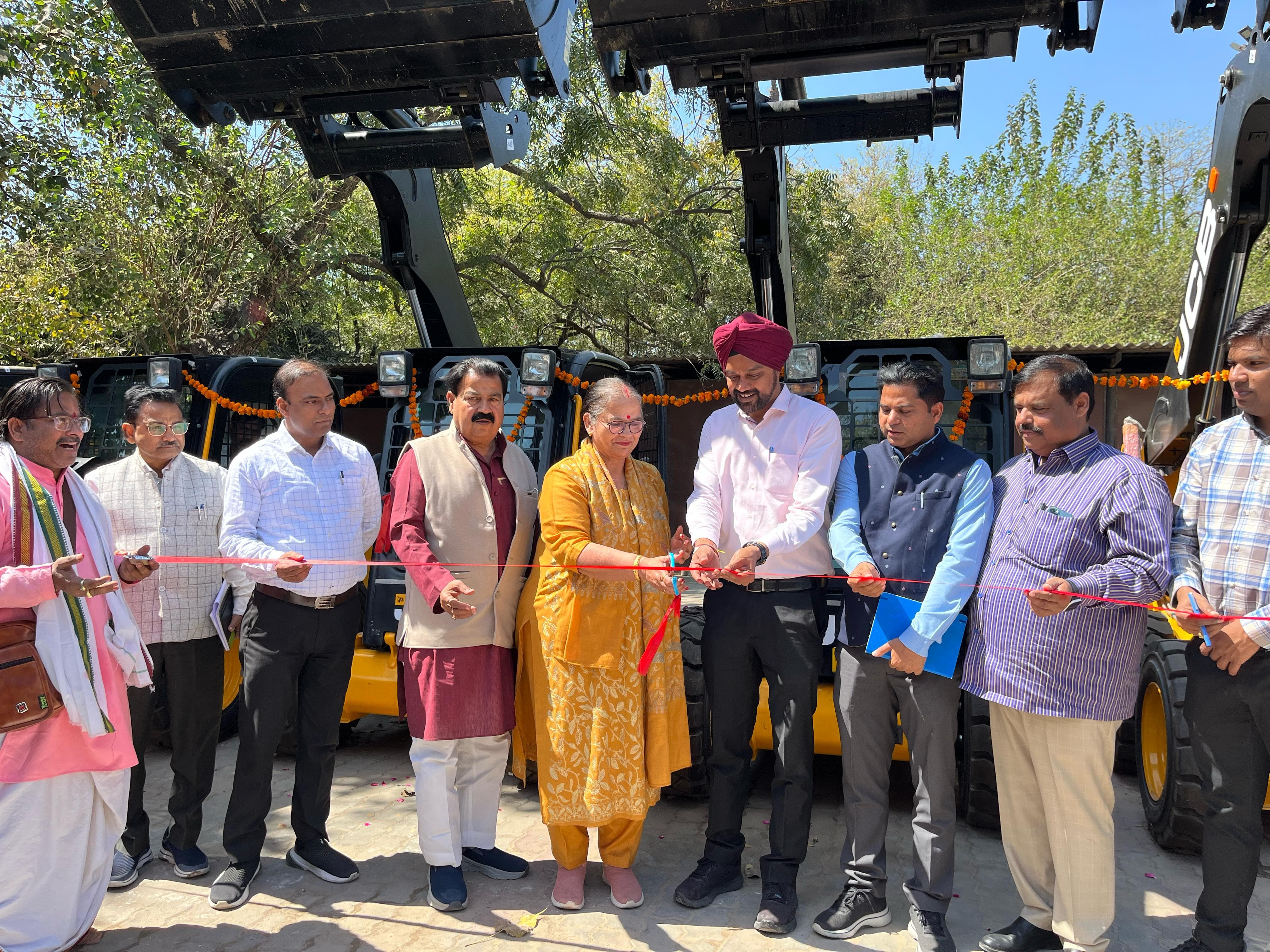 नगर निगम में मिनी JCB और मोबाइल शौचालयों का हुआ उद्घाटन, स्वच्छता को मिलेगी नई दिशा